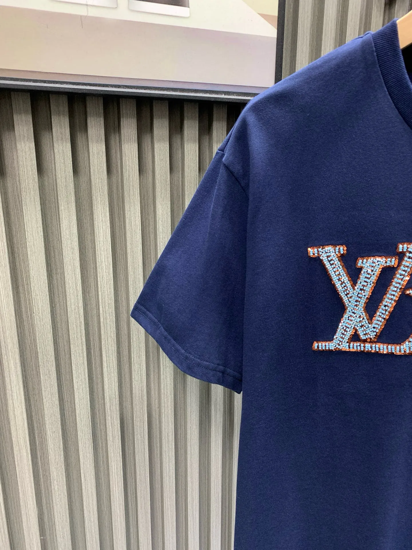 🅿️240 🀄️ Louis Vuitton 1V 2025 new hand-beaded embroidered short-sleeved T-shirt 40S pure cotton plain 100% cotton fabric 280g This T-shirt is made of soft cotton and uses beaded embroidery to express the 1V Lovers logo. It can inject an elegant atmosphere into daily looks. The fabric has good breathability and sweat permeability and can absorb sweat and micro-perspiration from human skin. It is more comfortable to wear in summer without sticking to the human body, and truly achieves breathable and sweat-absorbing effects. Sequin embroidery is also called bead embroidery or sequin embroidery. It is a type of embroidery machine. Materials with a hard texture, flat surface and high smoothness are selected to place the sequins on the fabric in the specified direction. At the same time, the embroidery needle pierces the fabric at the center of the sequins to fix the position of the sequins. The beaded part has a protruding three-dimensional surface, forming a full, embossed and undulating effect. The three-dimensional texture beads that add patterns are dyed with the original color to create a gradient beading effect. The color effect is saturated and bright, covering the entire surface and achieving the original effect. The number of particles is clear, and the overall three-dimensional effect is outstanding.